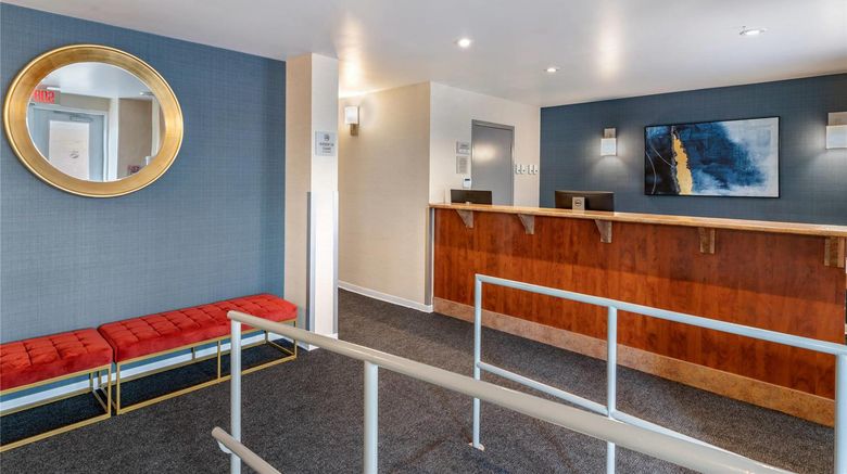 <b>Econo Lodge Montreal Lobby</b>. Images powered by <a href="https://iceportal.shijigroup.com/" title="IcePortal" target="_blank">IcePortal</a>.