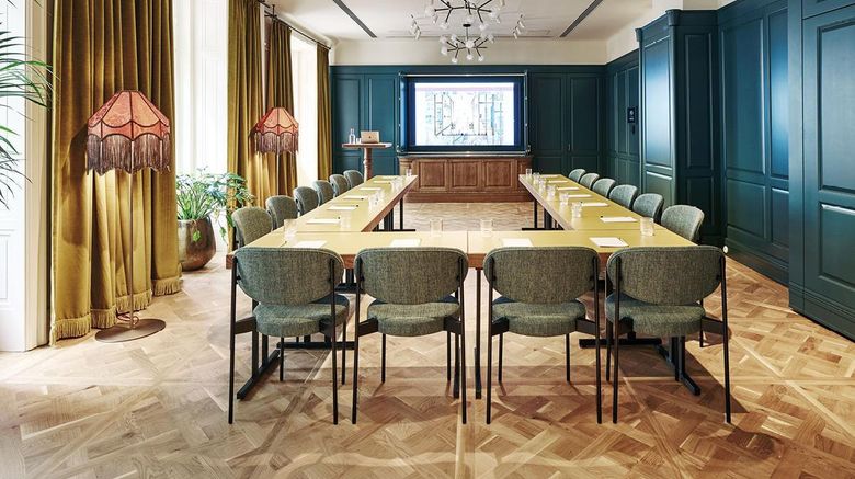 <b>Hotel Motto Meeting</b>. Images powered by <a href="https://iceportal.shijigroup.com/" title="IcePortal" target="_blank">IcePortal</a>.