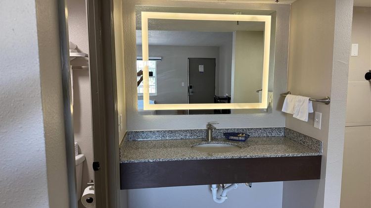 Travelodge by Wyndham Venice Room