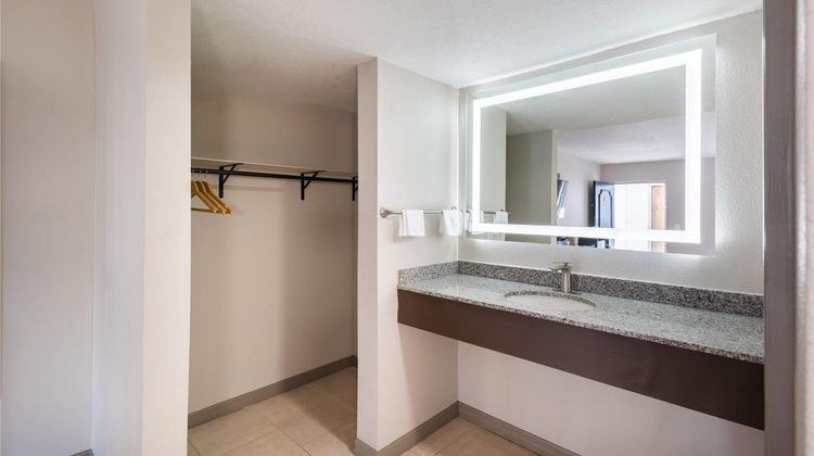 Travelodge by Wyndham Venice Room