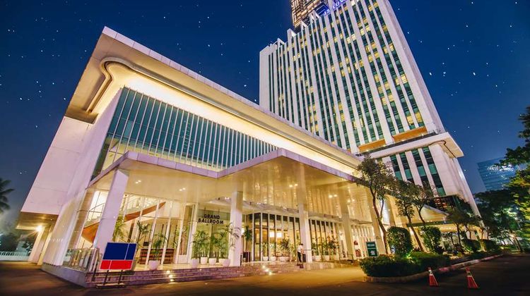 JS Luwansa Hotel & Convention Center Exterior