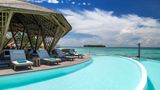 <b>Banyan Tree Vabbinfaru Pool</b>. Images powered by <a href=https://www.travelagewest.com/Hotels/Male-Maldives/