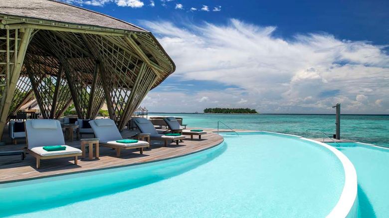 <b>Banyan Tree Vabbinfaru Pool</b>. Images powered by <a href=https://www.travelagewest.com/Hotels/Male-Maldives/