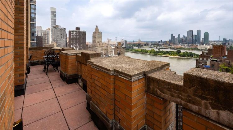 The Beekman Tower New York Suite