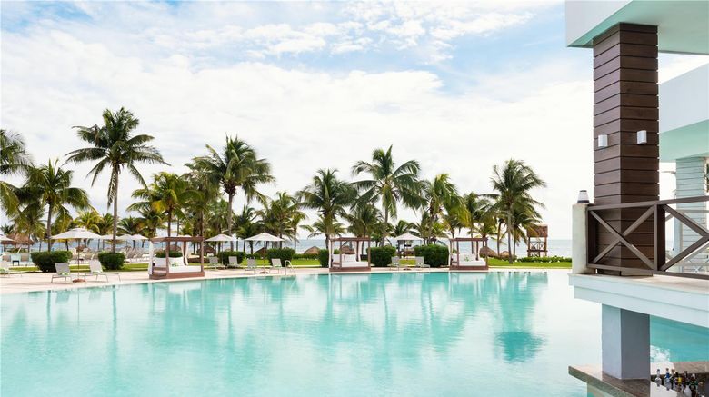 <b>Dreams Puerto Morelos Resort and Spa Pool</b>. Images powered by <a href="https://iceportal.shijigroup.com/" title="IcePortal" target="_blank">IcePortal</a>.
