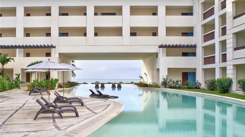 <b>Dreams Puerto Morelos Resort and Spa Pool</b>. Images powered by <a href="https://iceportal.shijigroup.com/" title="IcePortal" target="_blank">IcePortal</a>.