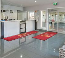 Econo Lodge Inn and Suites Medicine Hat Lobby