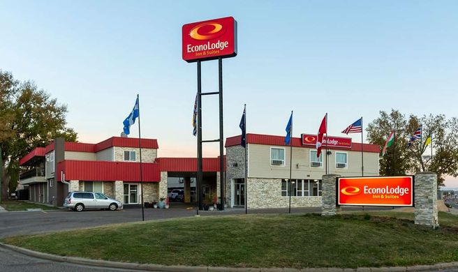Econo Lodge Inn and Suites Medicine Hat Exterior