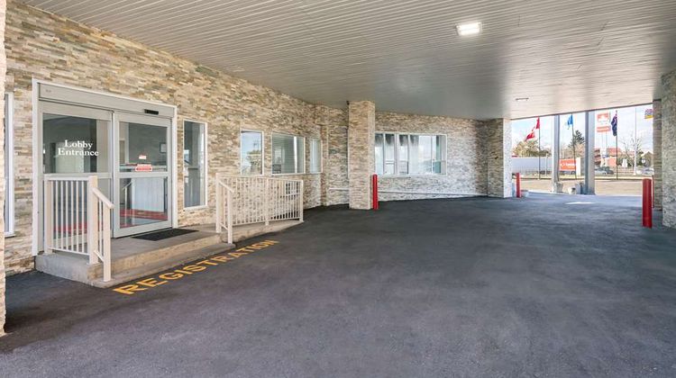 Econo Lodge Inn and Suites Medicine Hat Exterior