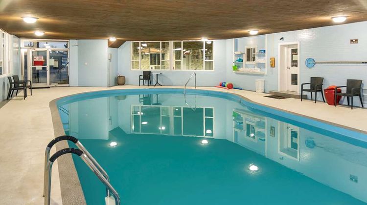 Econo Lodge Inn and Suites Medicine Hat Pool
