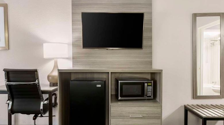 <b>Quality Inn Room</b>. Images powered by <a href="https://iceportal.shijigroup.com/" title="IcePortal" target="_blank">IcePortal</a>.