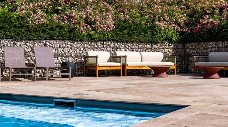 Golden Tulip Reims Pool