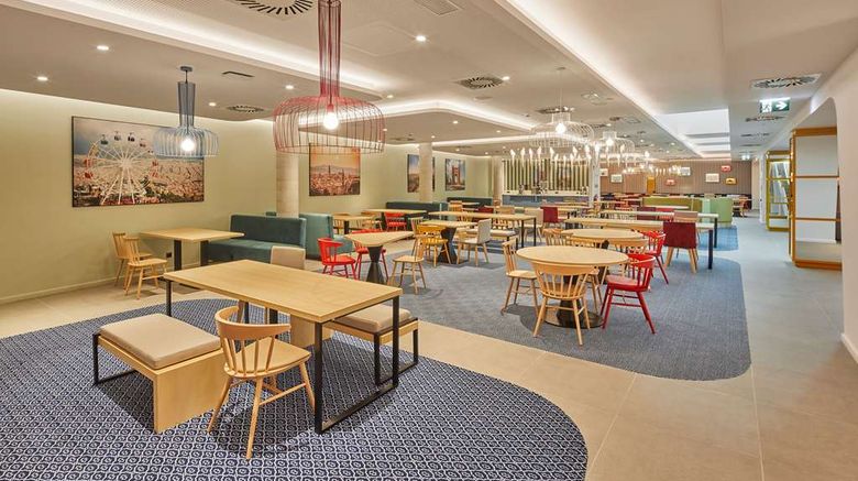 <b>Hampton Barcelona Fira Gran Via Restaurant</b>. Images powered by <a href="https://iceportal.shijigroup.com/" title="IcePortal" target="_blank">IcePortal</a>.