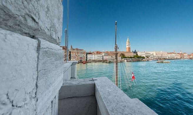Hotel Monaco & Grand Canal Exterior