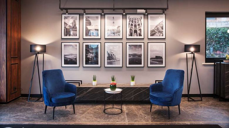 <b>Radisson Hotel Naples Nola Lobby</b>. Images powered by <a href="https://iceportal.shijigroup.com/" title="IcePortal" target="_blank">IcePortal</a>.