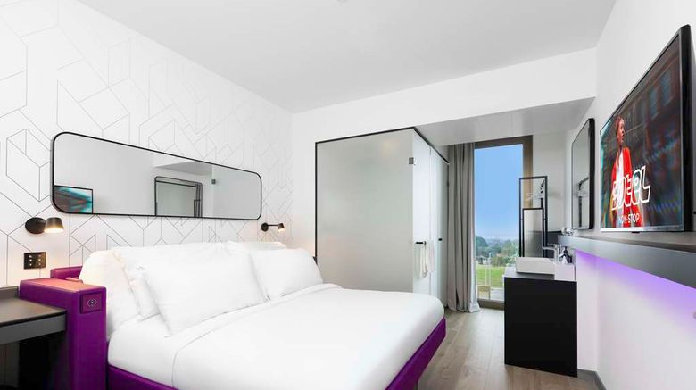 <b>YOTEL Geneva Lake Room</b>. Images powered by <a href="https://iceportal.shijigroup.com/" title="IcePortal" target="_blank">IcePortal</a>.