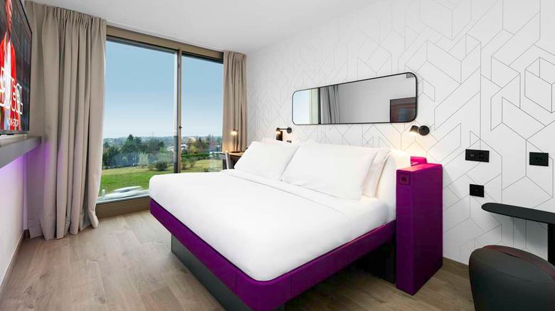 <b>YOTEL Geneva Lake Room</b>. Images powered by <a href="https://iceportal.shijigroup.com/" title="IcePortal" target="_blank">IcePortal</a>.