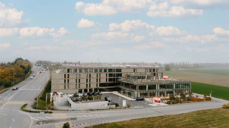 <b>YOTEL Geneva Lake Exterior</b>. Images powered by <a href="https://iceportal.shijigroup.com/" title="IcePortal" target="_blank">IcePortal</a>.