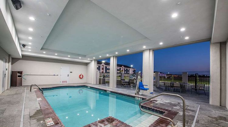 DoubleTree by Hilton Lake Charles W Pool