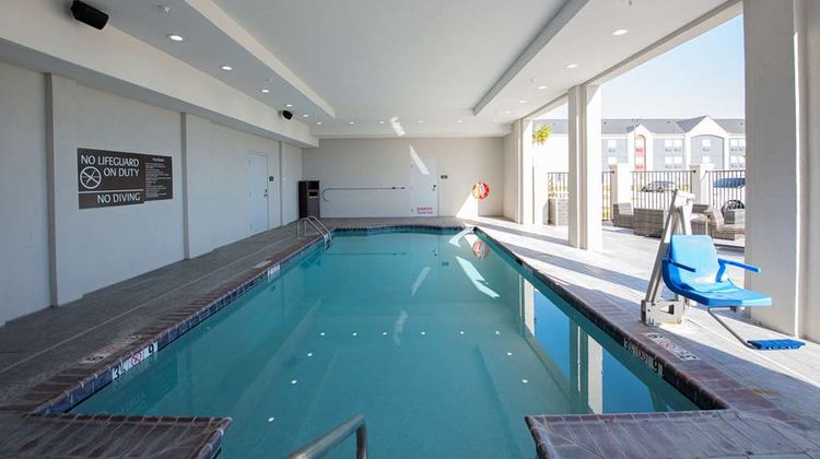 DoubleTree by Hilton Lake Charles W Pool