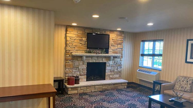 AmericInn by Wyndham Oshkosh Lobby