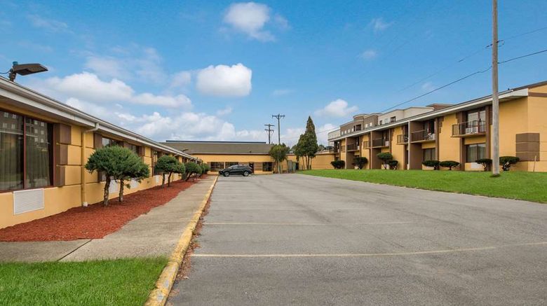 <b>Suburban Studios Buffalo Airport Exterior</b>. Images powered by <a href="https://iceportal.shijigroup.com/" title="IcePortal" target="_blank">IcePortal</a>.