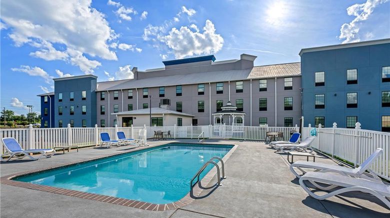 <b>Comfort Inn & Suites River City Decatur Pool</b>. Images powered by <a href="https://iceportal.shijigroup.com/" title="IcePortal" target="_blank">IcePortal</a>.