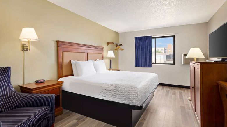 <b>Baymont by Wyndham Hutchinson Room</b>. Images powered by <a href="https://iceportal.shijigroup.com/" title="IcePortal" target="_blank">IcePortal</a>.