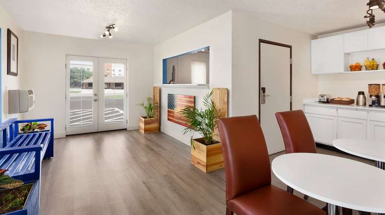 <b>Baymont by Wyndham Hutchinson Lobby</b>. Images powered by <a href="https://iceportal.shijigroup.com/" title="IcePortal" target="_blank">IcePortal</a>.