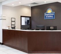 Days Inn and Suites by Wyndham Oxford Lobby