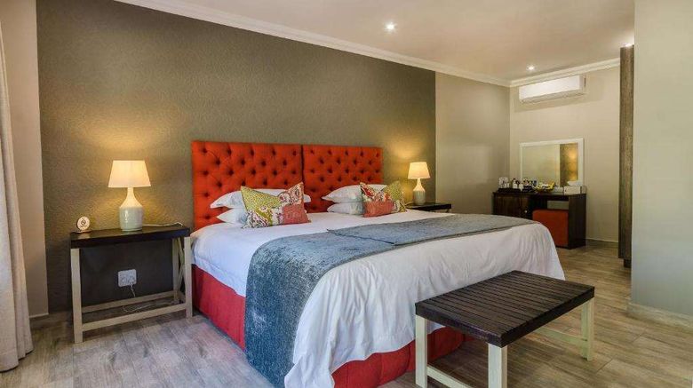 <b>Nut Grove Manor Room</b>. Images powered by <a href="https://iceportal.shijigroup.com/" title="IcePortal" target="_blank">IcePortal</a>.