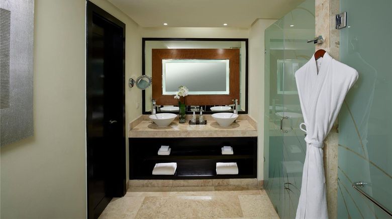 <b>Paradisus La Perla - Adults Only Room</b>. Images powered by <a href="https://iceportal.shijigroup.com/" title="IcePortal" target="_blank">IcePortal</a>.