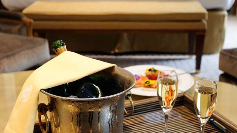 <b>Hotel Le Plaza Suite</b>. Images powered by <a href="https://iceportal.shijigroup.com/" title="IcePortal" target="_blank">IcePortal</a>.