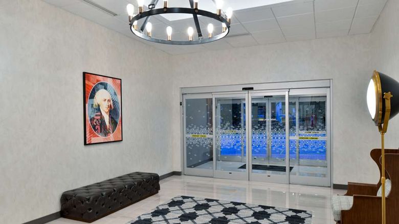 <b>Hampton Inn & Suites Greensboro Downtown Lobby</b>. Images powered by <a href="https://iceportal.shijigroup.com/" title="IcePortal" target="_blank">IcePortal</a>.