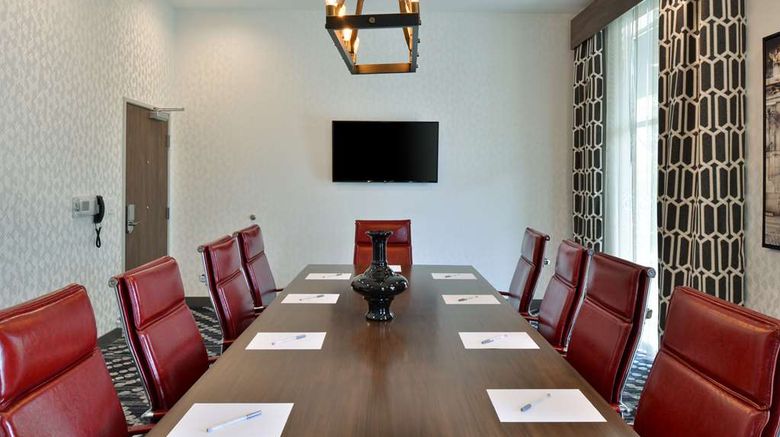 <b>Hampton Inn & Suites Greensboro Downtown Meeting</b>. Images powered by <a href="https://iceportal.shijigroup.com/" title="IcePortal" target="_blank">IcePortal</a>.