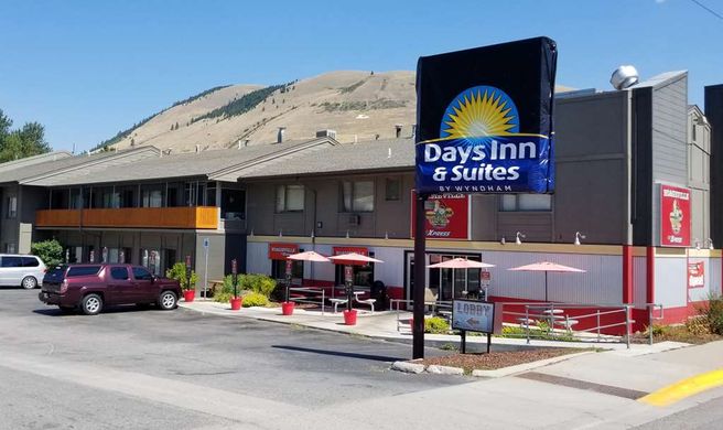 Days Inn & Suites by Wyndham Downtown Exterior