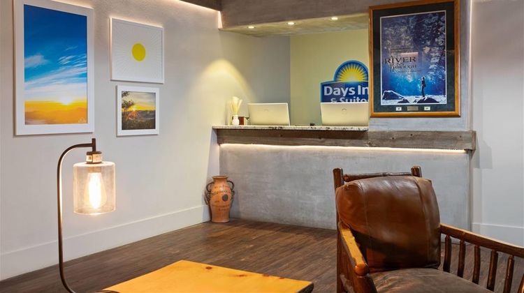Days Inn & Suites by Wyndham Downtown Lobby