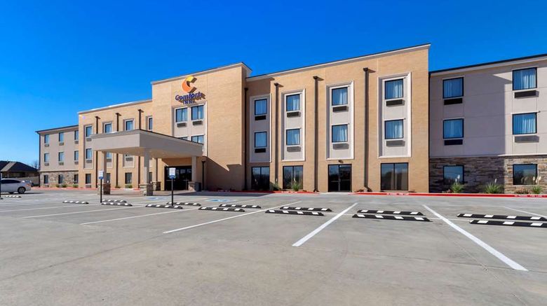 <b>Comfort Inn And Suites Harrah Exterior</b>. Images powered by <a href="https://iceportal.shijigroup.com/" title="IcePortal" target="_blank">IcePortal</a>.