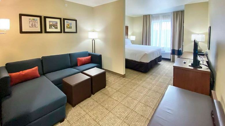 <b>Comfort Inn And Suites Harrah Suite</b>. Images powered by <a href="https://iceportal.shijigroup.com/" title="IcePortal" target="_blank">IcePortal</a>.