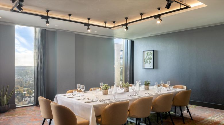 <b>Hilton Woking Restaurant</b>. Images powered by <a href="https://iceportal.shijigroup.com/" title="IcePortal" target="_blank">IcePortal</a>.