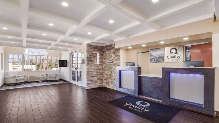 Quality Inn & Suites Augusta South Lobby