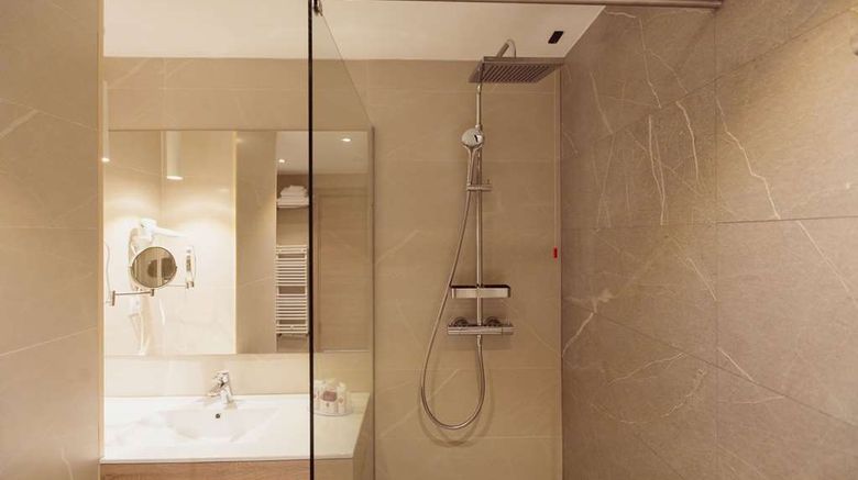 <b>Ramada by Wyndham Targu Jiu Room</b>. Images powered by <a href="https://iceportal.shijigroup.com/" title="IcePortal" target="_blank">IcePortal</a>.