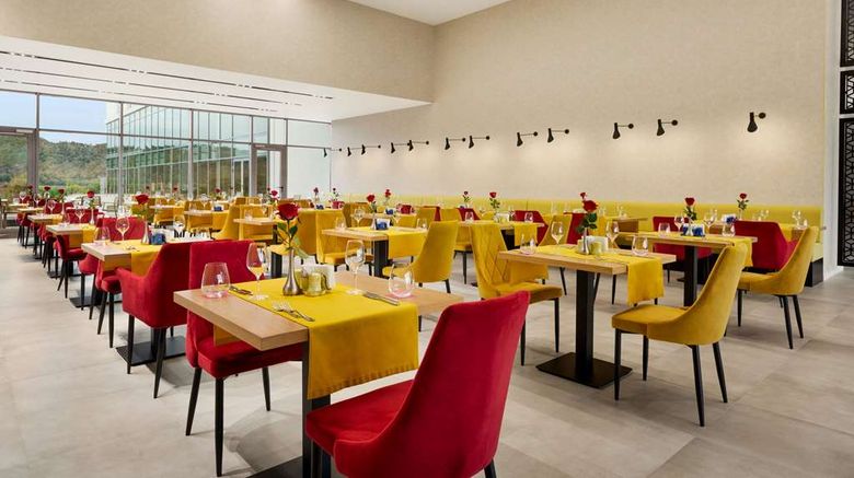 <b>Ramada by Wyndham Targu Jiu Restaurant</b>. Images powered by <a href="https://iceportal.shijigroup.com/" title="IcePortal" target="_blank">IcePortal</a>.