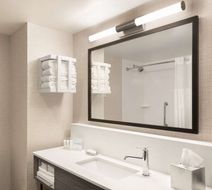 Hampton Inn St. Charles Old Town Area Room