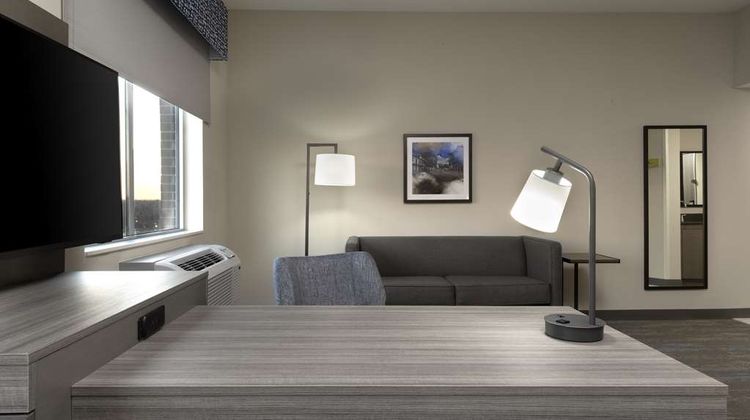 Hampton Inn St. Charles Old Town Area Room