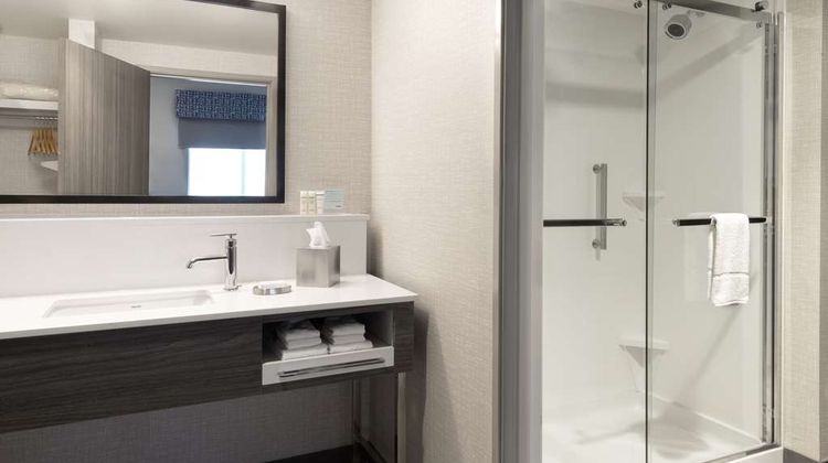 Hampton Inn St. Charles Old Town Area Room