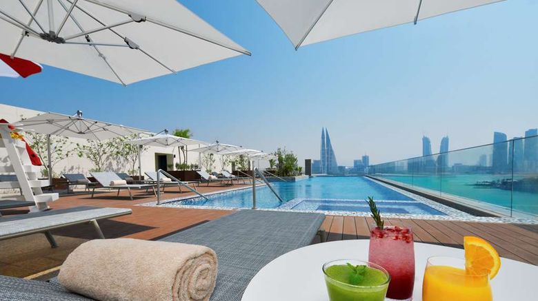 <b>Hilton Garden Inn Bahrain Bay Pool</b>. Images powered by <a href="https://iceportal.shijigroup.com/" title="IcePortal" target="_blank">IcePortal</a>.