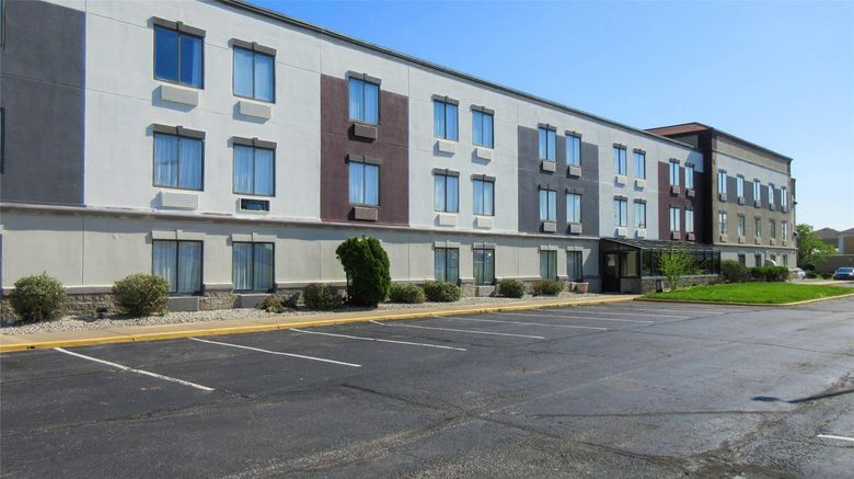<b>Clarion Pointe Exterior</b>. Images powered by <a href="https://iceportal.shijigroup.com/" title="IcePortal" target="_blank">IcePortal</a>.