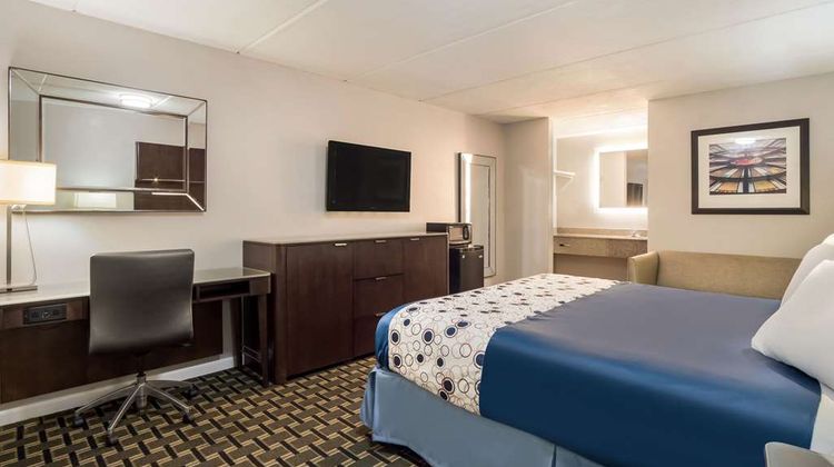 Rodeway Inn Greenwood SC Room