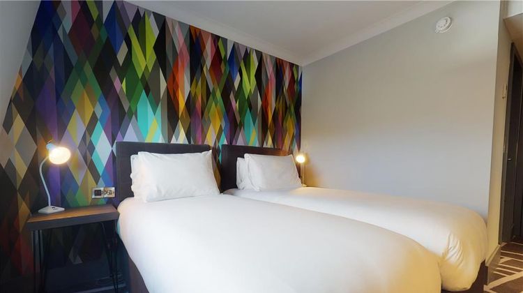 Village Hotel Bracknell Room